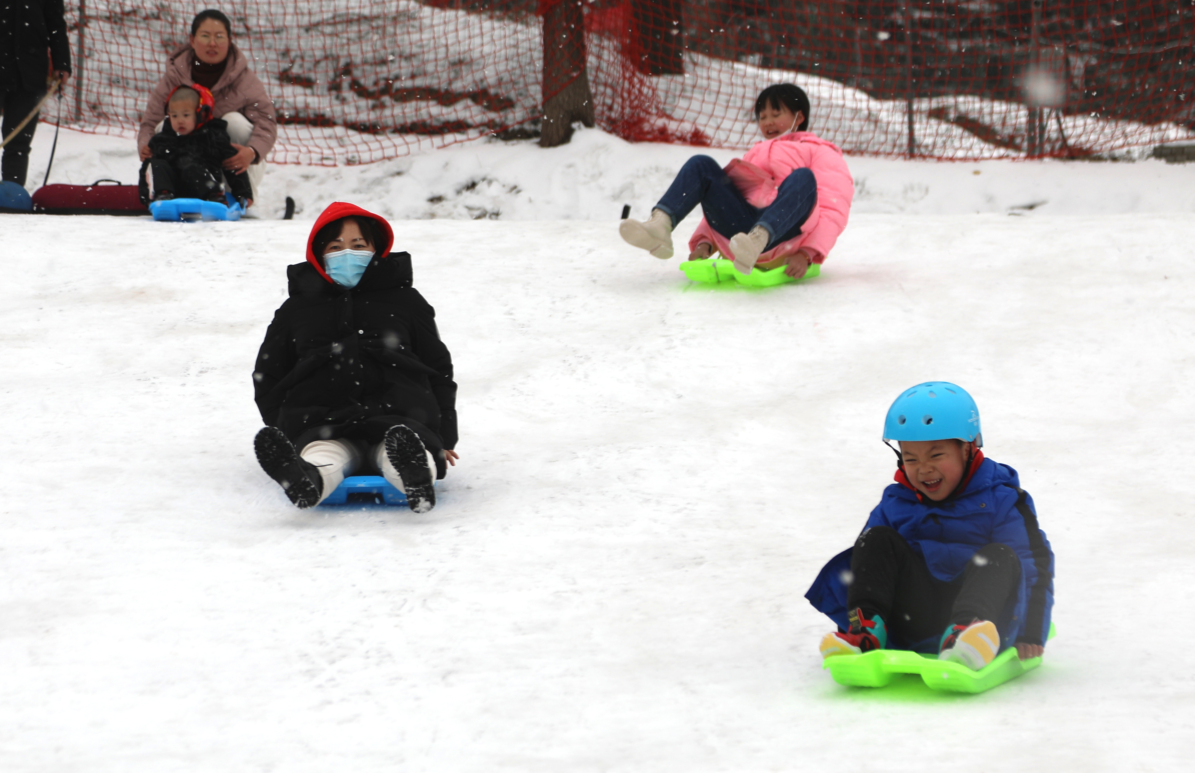 陜西渭南：熱“雪”沸騰！市民感受冰雪運動樂趣_fororder_38af172609ade7cfe21f9faa24ac27f