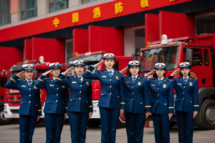 “三八”節｜這組美女消防員寫真，向這份“藍”告白！