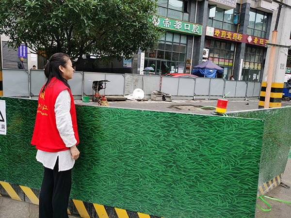 新春走基层｜成都温江区柳城街道打好蓝天碧水净土保卫战 筑牢生态屏障_fororder_工作人员巡查道路施工现场-供图-成都市温江区柳城街道