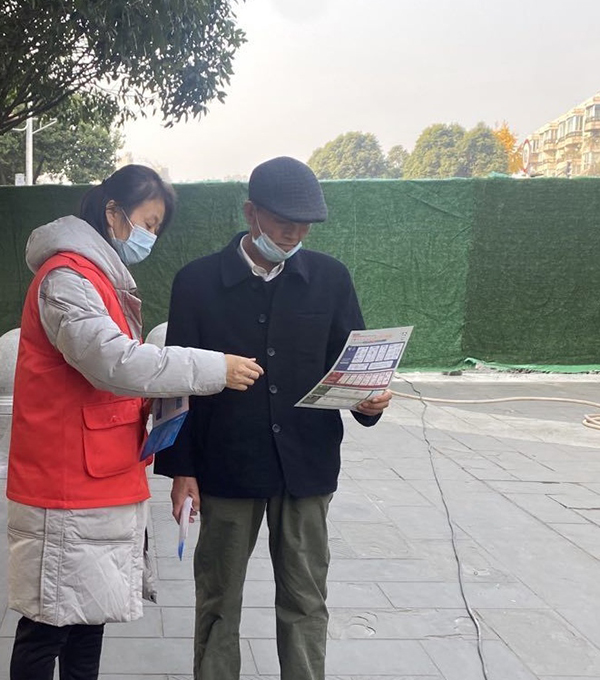 新春走基层｜成都温江区柳城街道打好蓝天碧水净土保卫战 筑牢生态屏障_fororder_工作人员向市民宣讲生态环境保护知识-供图-成都市温江区柳城街道