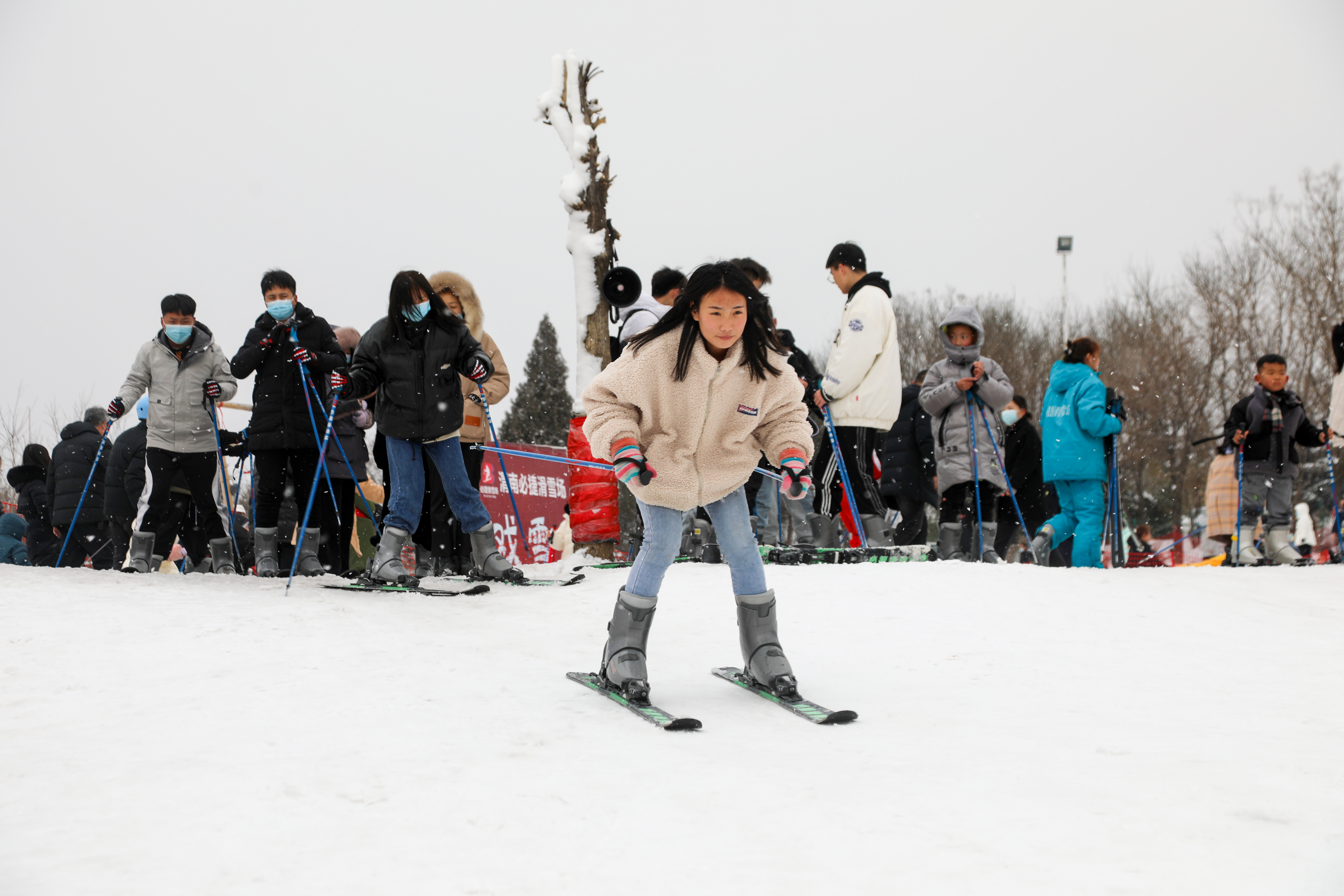 陜西渭南：熱“雪”沸騰！市民感受冰雪運動樂趣_fororder_6870b3cbc65d2a4120fe659e7ff77f0