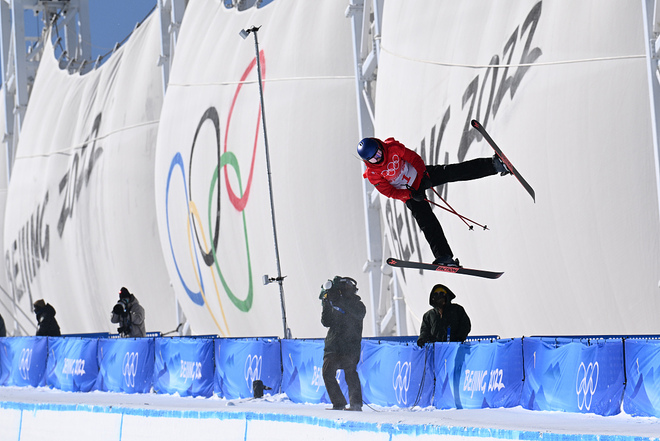 Gu Ailing, nagwagi ng medalyang ginto sa women's freeski halfpipe ng Beijing Winter Olympics_fororder_20220218GuAiling3