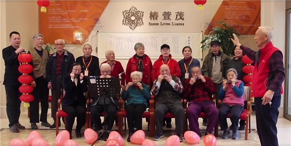 椿萱茂“椿晚”幕后：平均86岁耄耋老人口琴合唱《月亮代表我的心》