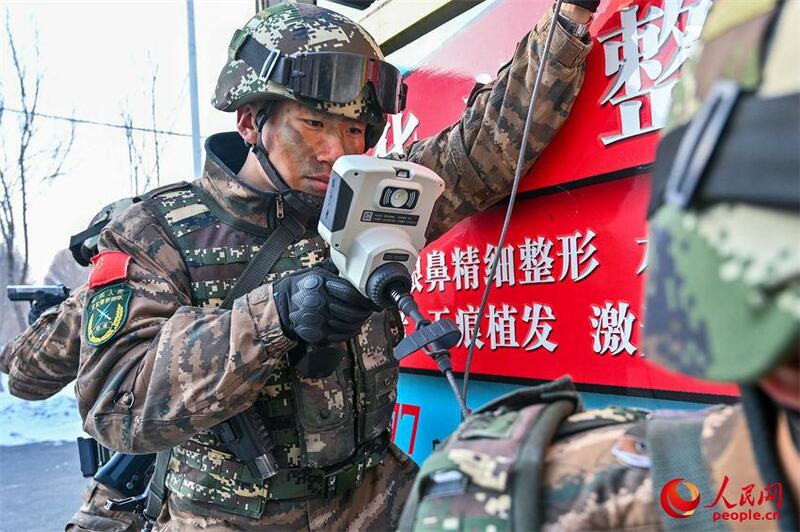 Ga yadda wata kungiyar 'yan sanda masu dauke da makamai dake jihar Xinjiang suke samun horo_fororder_6