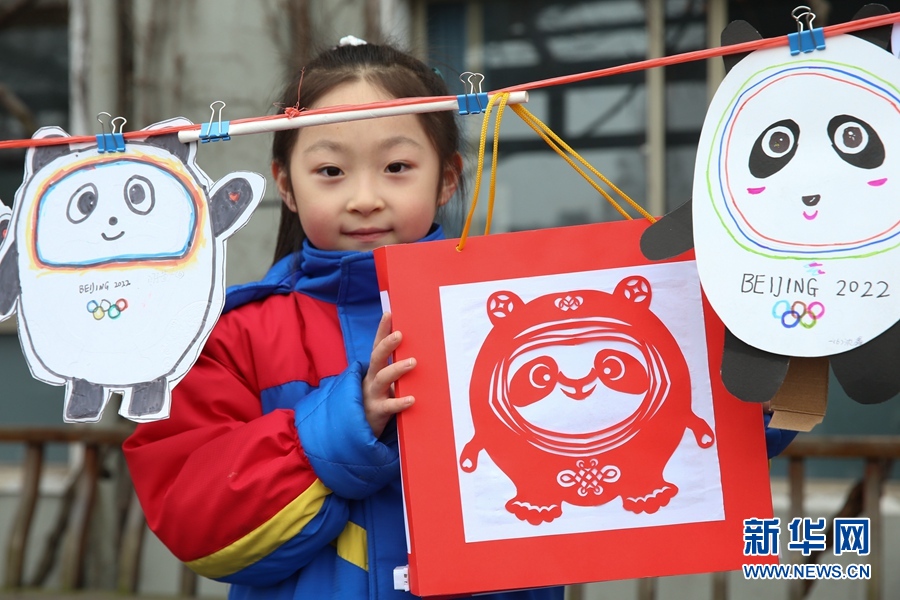 湖北襄阳：开学齐秀“冰墩墩”