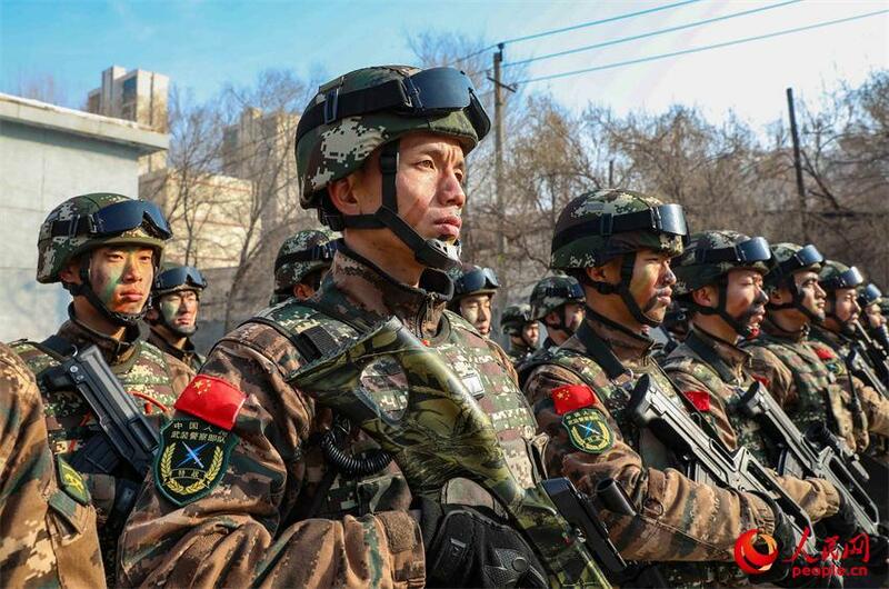 Ga yadda wata kungiyar 'yan sanda masu dauke da makamai dake jihar Xinjiang suke samun horo_fororder_1