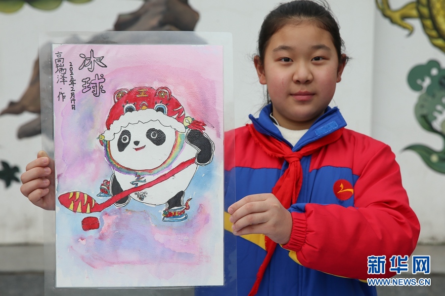 湖北襄阳：开学齐秀“冰墩墩”