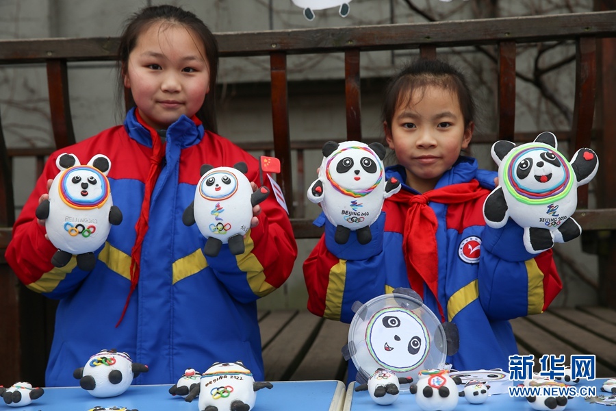 湖北襄阳：开学齐秀“冰墩墩”