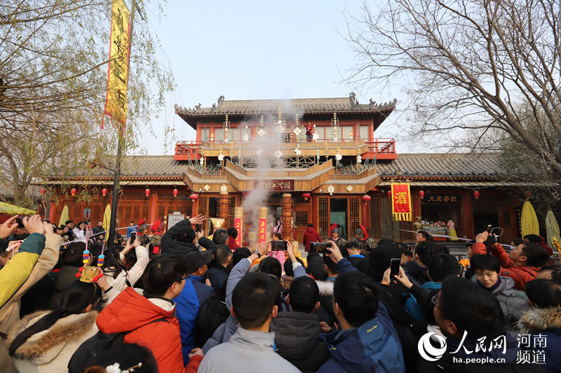 河南开封：2018笼灌汤包祝福新年“蒸蒸日上”