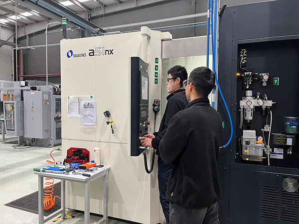 加德纳航空成都全球旗舰工厂开始生产 空客飞机零部件实现“成都造”_fororder_工程技术人员守在设备前-供图-成都市双流区委宣传部