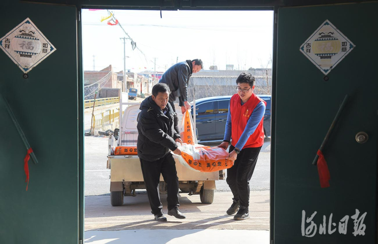 河北隆尧：送农资 助增收