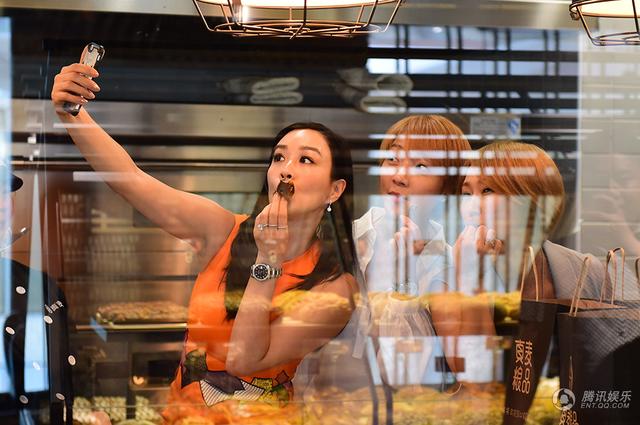 组图：钟丽缇秀5克拉大钻戒 称生子要顺其自然_娱乐_腾讯网