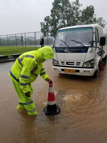 暴雨中见担当 江西财经大学师生联合参与抢险救灾工作