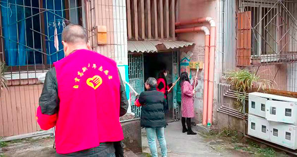 自贡高新：文明建设出实招 助力基层治理见实效_fororder_工作人员清扫卫生