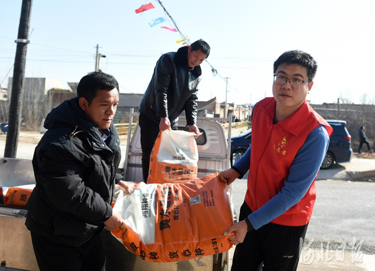 河北隆尧：送农资 助增收