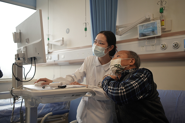 华西天府医院住院业务正式开放_fororder_护士正在为魏先生登记入院资料