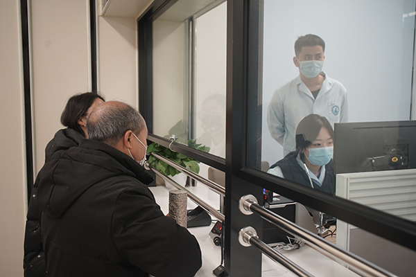 华西天府医院住院业务正式开放_fororder_魏先生正在办理入院手续