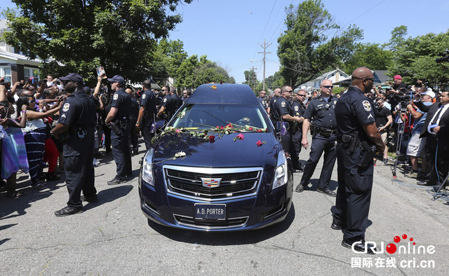 当地时间2016年6月10日,传奇拳王阿里的葬礼在其家乡美国肯塔基州