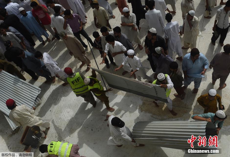 巴基斯坦一清真寺遮阳篷坍塌致5死14伤