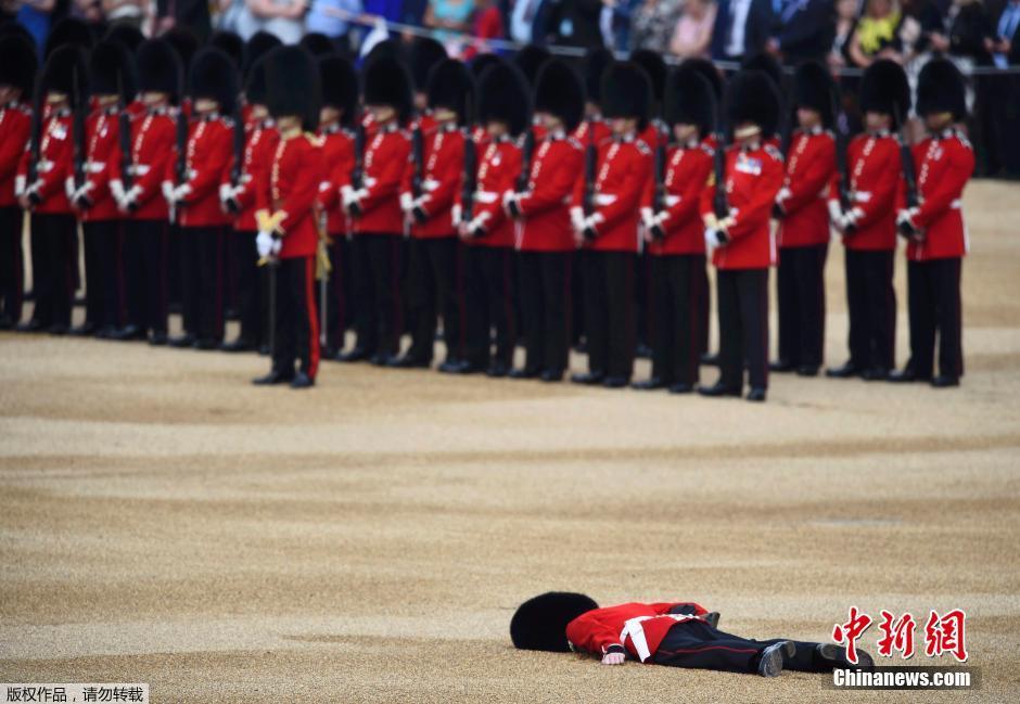 英国举行盛大阅兵式为女王庆生 士兵晕倒被抬走