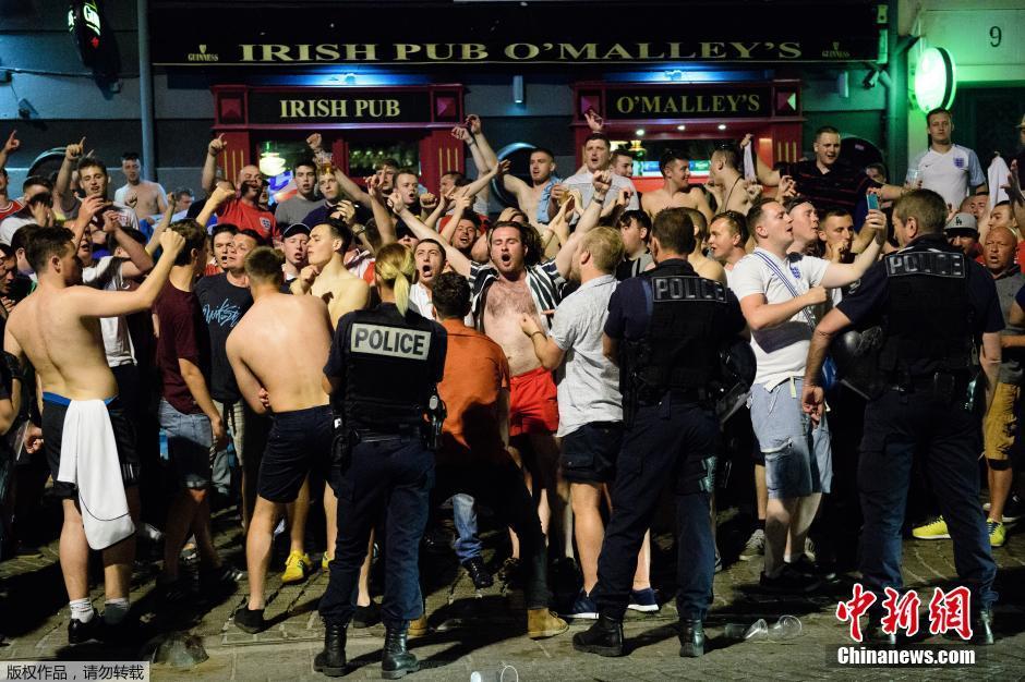欧洲杯开幕在即 英格兰球迷和马赛青年发生冲突