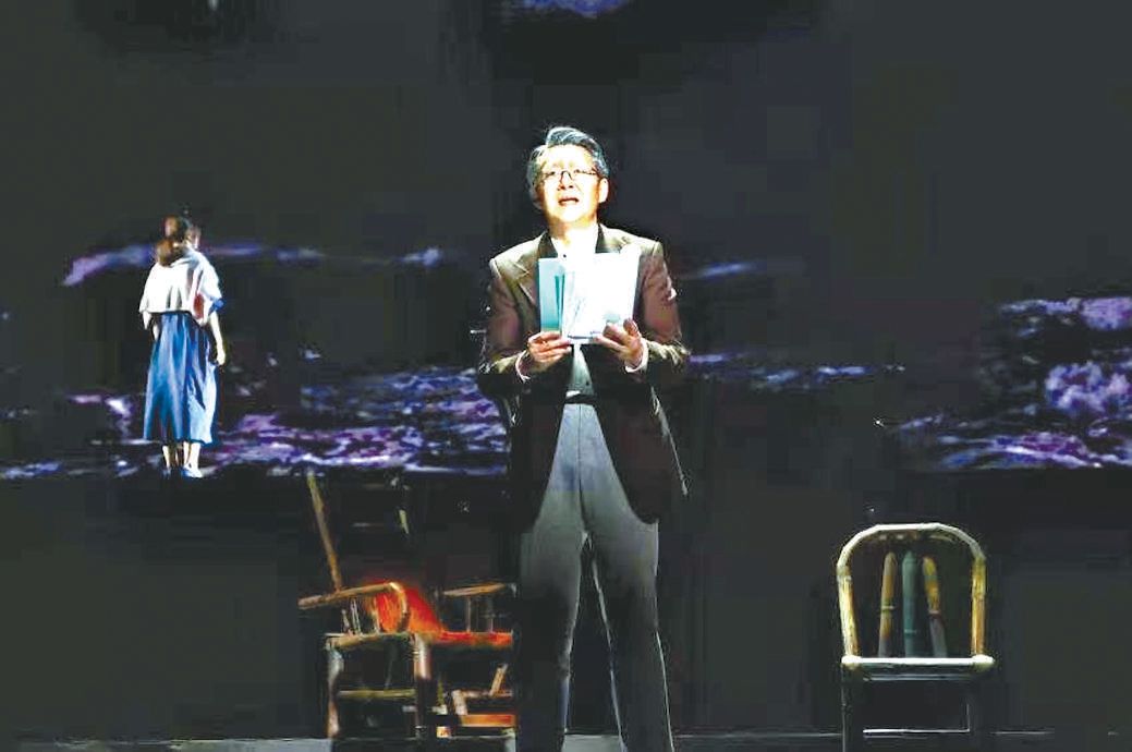 话剧《春潮》导演王剑男手拿剧本救场登台 舞台上下都是“弄潮儿”