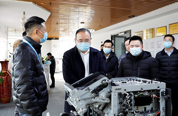 自贡市大安区委书记彭长林带队调研工业企业_fororder_3调研现场