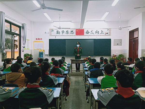 宜宾长宁：国防教育进校园 师生共筑强国梦_fororder_开展英模故事宣讲