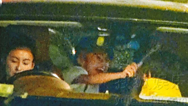 妈妈很忙！Lucas和弟弟抢玩具 张柏芝笑着劝架