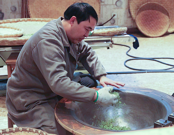 四川省“天府龙芽杯”制茶大赛 自贡荣县非遗手工制茶传承人载誉而归_fororder_刘明钦比赛现场