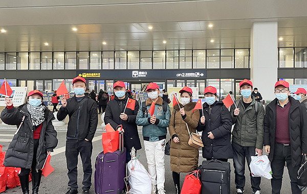 自贡自流井：多管齐下服务农民工顺利返岗就业_fororder_农民工高铁送行