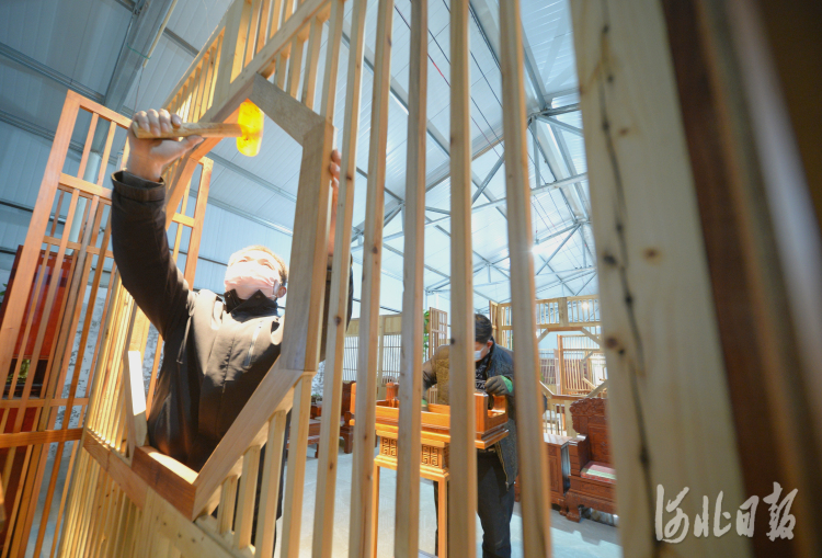 河北隆尧：家具产业“红火”生产