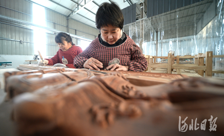 河北隆尧：家具产业“红火”生产