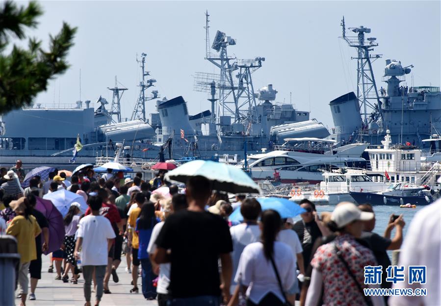 青岛海滨 游人如织