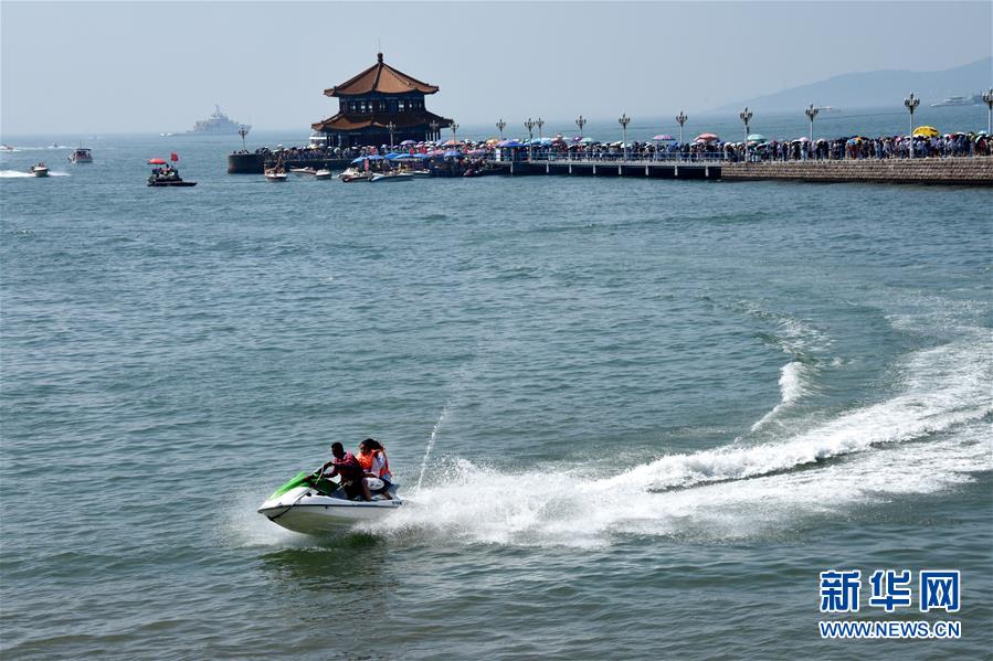 青岛海滨 游人如织