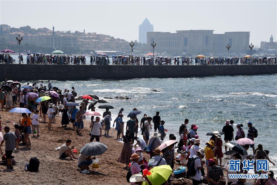 青岛海滨 游人如织