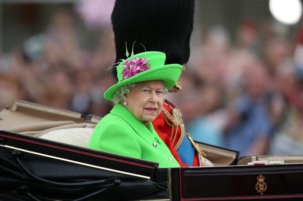 英女王90岁大寿阅兵 一身萤光绿赚足眼球