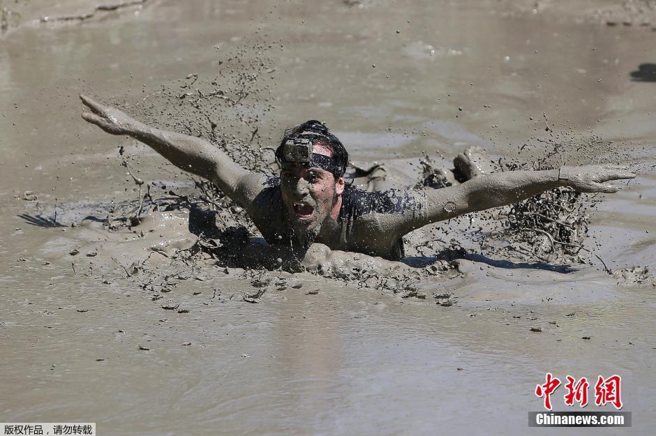西班牙舉行泥漿日障礙賽跑 選手摸爬滾打變“泥人”