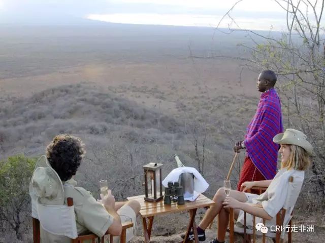 西察沃国家公园:火山岩上的马赛狮子舞