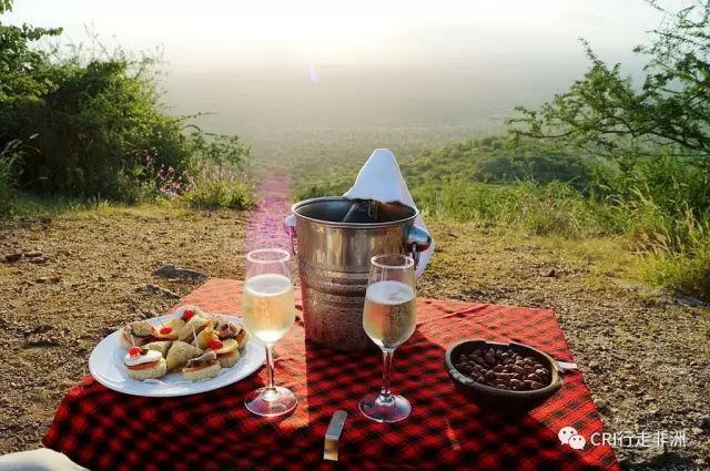 西察沃国家公园:火山岩上的马赛狮子舞