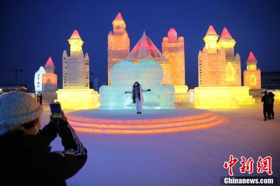 哈尔滨冰雪大世界迎来众多游客打卡