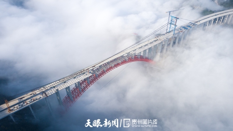 大发渠大桥：云雾缭绕 壮美如画