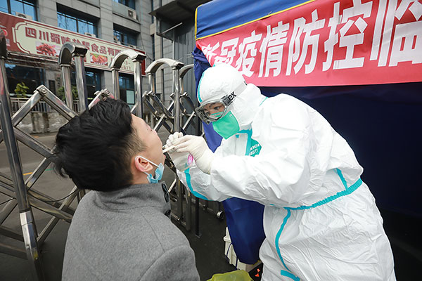 自贡市总工会慰问疫情防控一线工作人员_fororder_2自贡市疾病预防控制中心疫情防控人员核酸采集现场