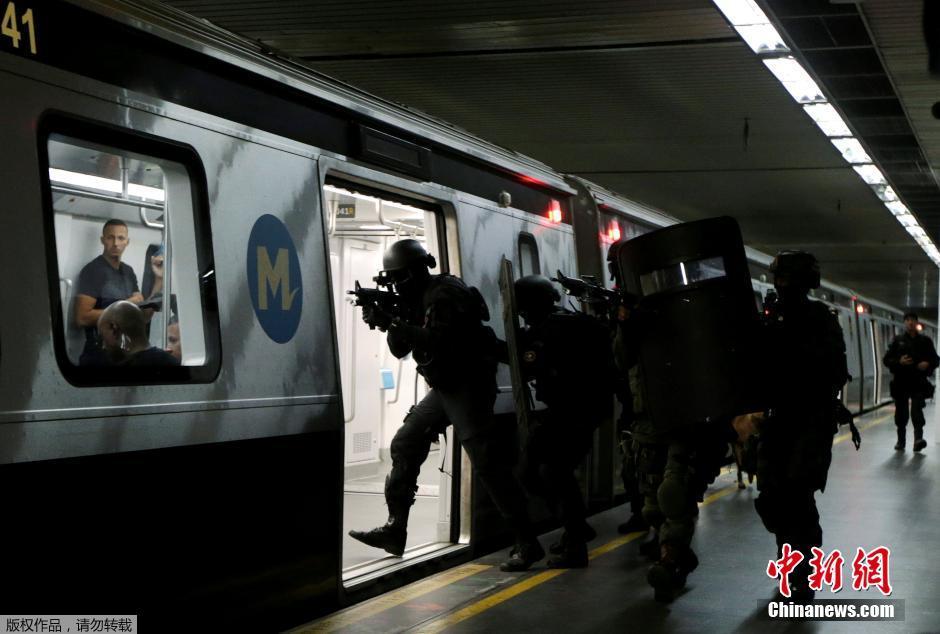 巴西军警与法国精锐部队举行联合反恐训练