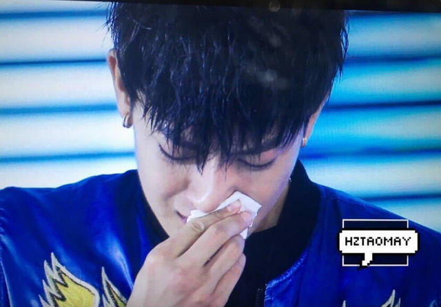 看到奶奶出现在荧幕 黄子韬流下男儿泪哭花妆(组图)