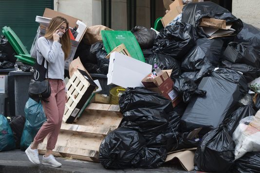 巴黎清洁人员大罢工  千吨垃圾堆街头无人收拾