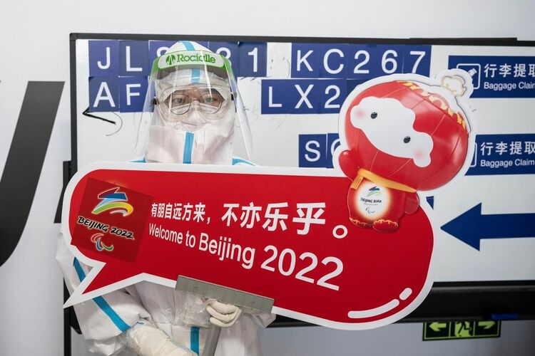 瑞士代表团晒抵京画面:冬残奥村灯火通明 志愿者持雪容融欢迎牌