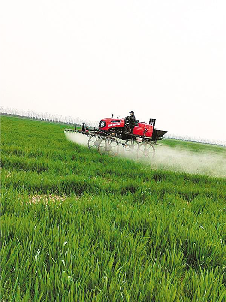 今年春耕很“新潮”——无人农机耕田 专家直播授技_fororder_02