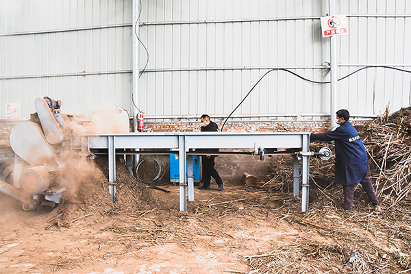 自贡荣县：绿色种养循环助力农业绿色发展_fororder_加紧生产固体粪肥2