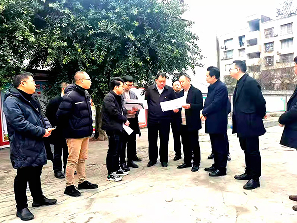 宜宾筠连县委副书记、县长谢晓丹实地调研胜利街小学B区建设工作_fororder_调研现场-供图-筠连县委宣传部